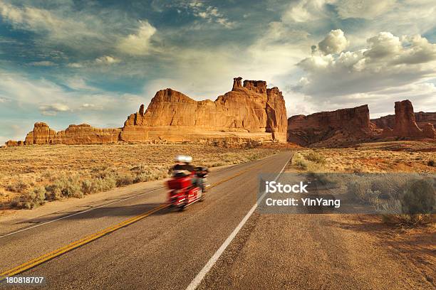 Motorizada Viagem Em Estrada Explorarsudoeste No Parque Nacional De Arches - Fotografias de stock e mais imagens de Motorizada