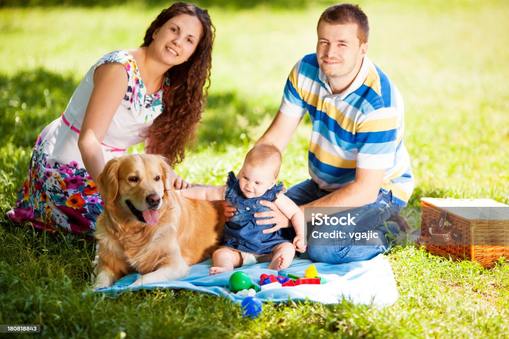 Familia disfrute de un Picnic al aire libre. - Foto de stock de 25-29 años libre de derechos