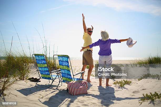 Glücklich Altes Paar Im Urlaub Am Strand Stockfoto und mehr Bilder von 60-69 Jahre - 60-69 Jahre, 65-69 Jahre, 70-79 Jahre