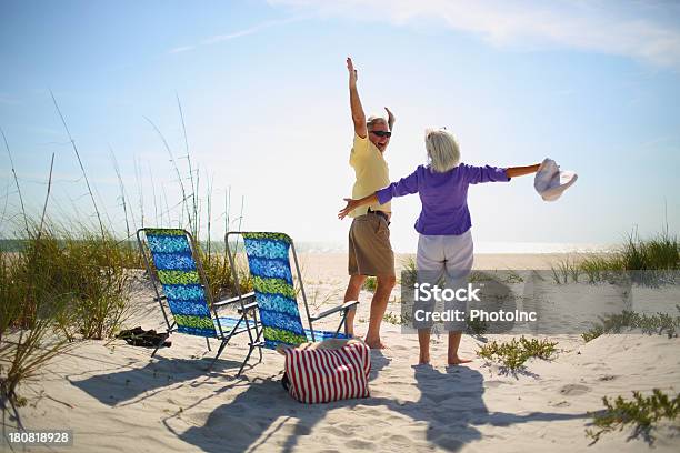 Feliz Casal De Idosos Em Férias Na Praia - Fotografias de stock e mais imagens de 60-69 Anos - 60-69 Anos, 65-69 anos, 70 anos