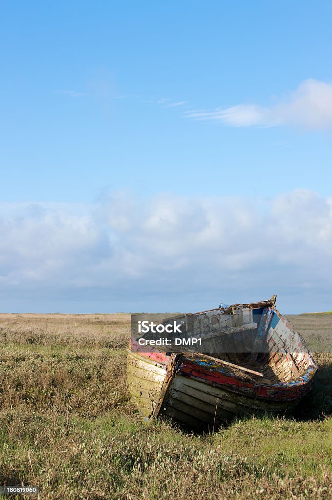 Aviron bateau abandonné en bois vieilli reposant sur les terres eaux côtières - Photo de A l'abandon libre de droits