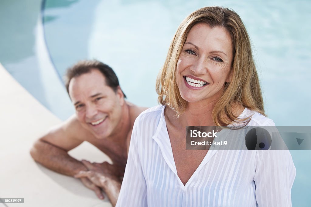 Älteres Paar im Swimmingpool - Lizenzfrei Frauen über 40 Stock-Foto