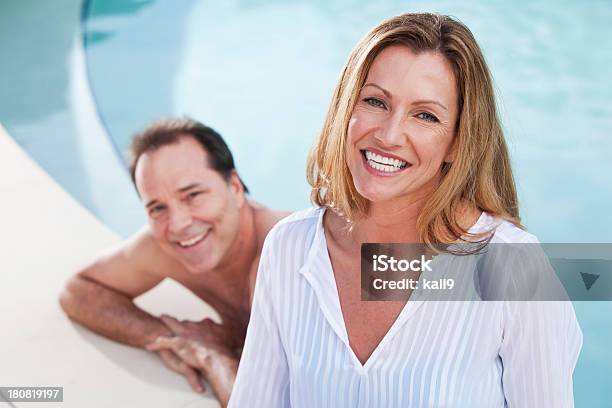 Casal Na Piscina - Fotografias de stock e mais imagens de Mulheres Maduras - Mulheres Maduras, Piscina, 40-49 Anos