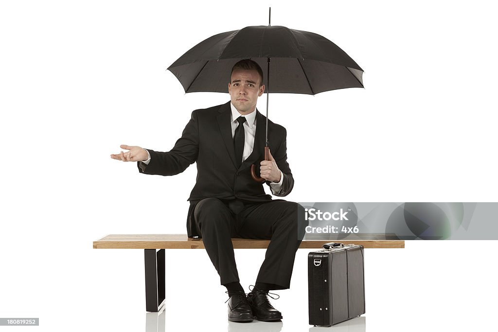 Geschäftsmann hält einen Regenschirm - Lizenzfrei Aktentasche Stock-Foto