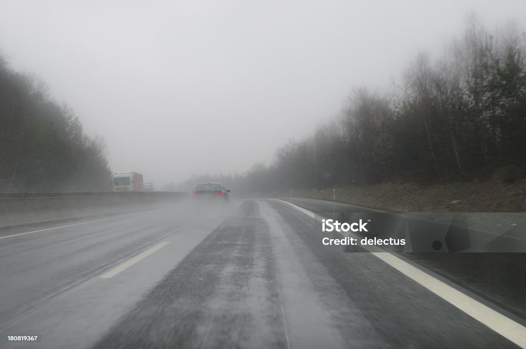 Poca visibilidad en la autopista alemán - Foto de stock de Adelantar libre de derechos