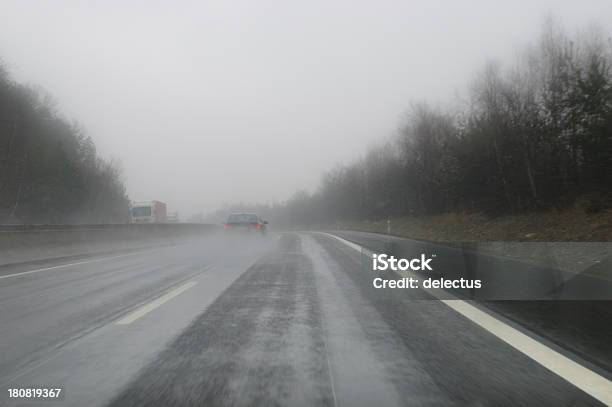 Poca Visibilidad En La Autopista Alemán Foto de stock y más banco de imágenes de Adelantar - Adelantar, Aire libre, Alemania