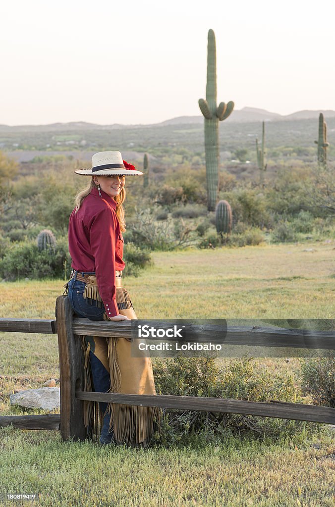 Cowgirl no deserto de Sonora - Foto de stock de Arizona royalty-free