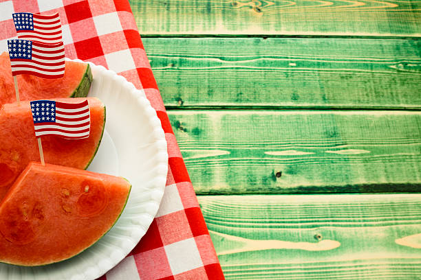 愛国心ピクニック - picnic watermelon tablecloth picnic table ストックフォトと画像