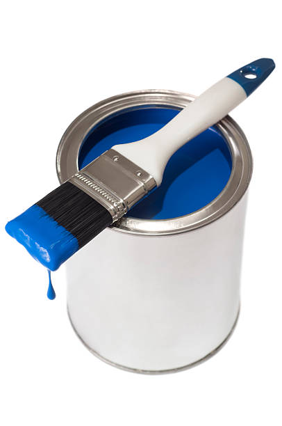pennello con vernice blu gocciolante in un barattolo di vernice - paintbrush paint paint can drop foto e immagini stock