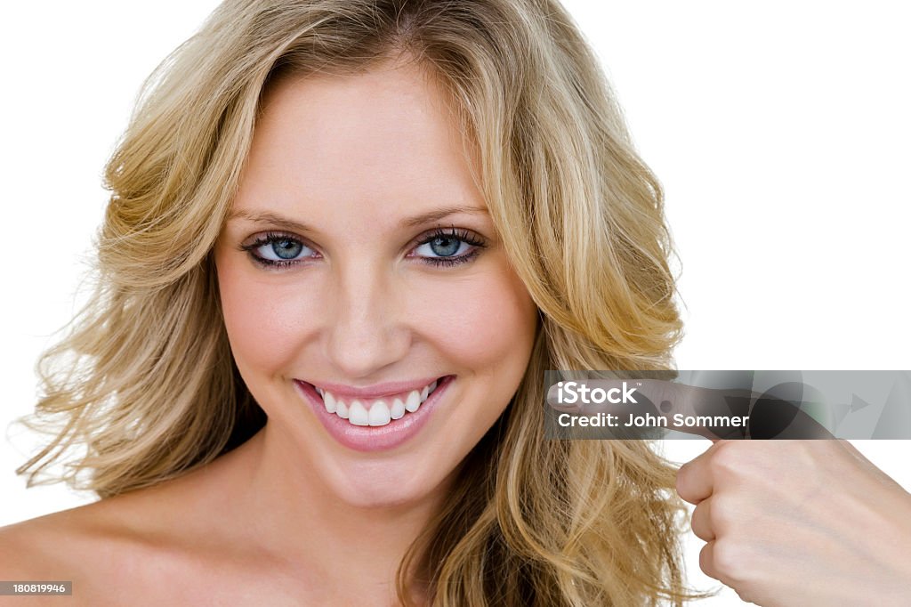 Donna che punta alla sua splendida denti - Foto stock royalty-free di Donne