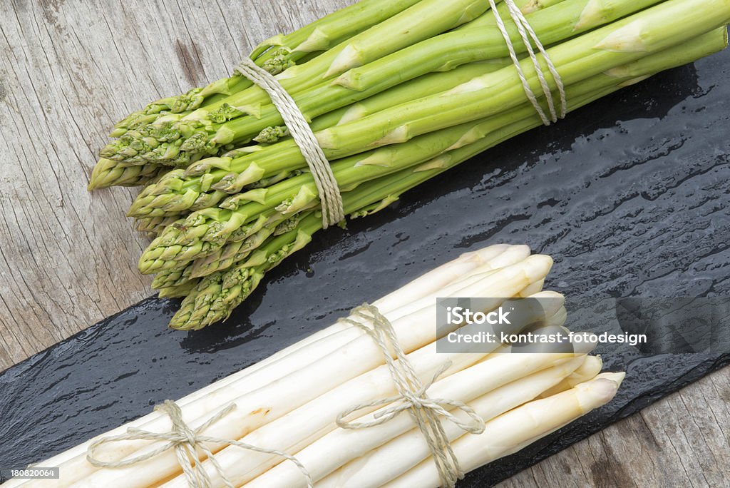 Espárragos blancos y verdes - Foto de stock de Alimento libre de derechos