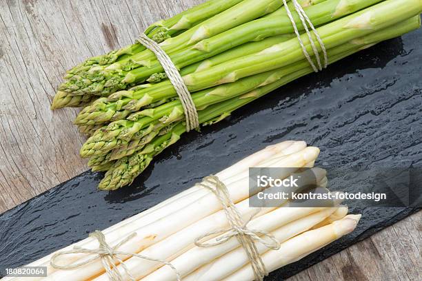 Espárragos Blancos Y Verdes Foto de stock y más banco de imágenes de Alimento - Alimento, Bulto, Comestibles