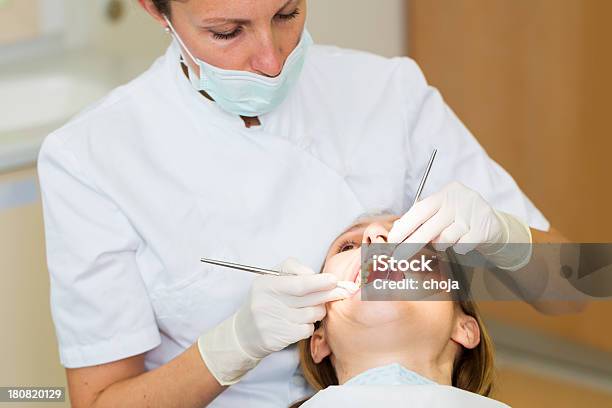 Foto de Dentista Feminina No Workfemale Paciente e mais fotos de stock de Cadeira de Dentista - Cadeira de Dentista, Consultório Dentário, Dente Humano