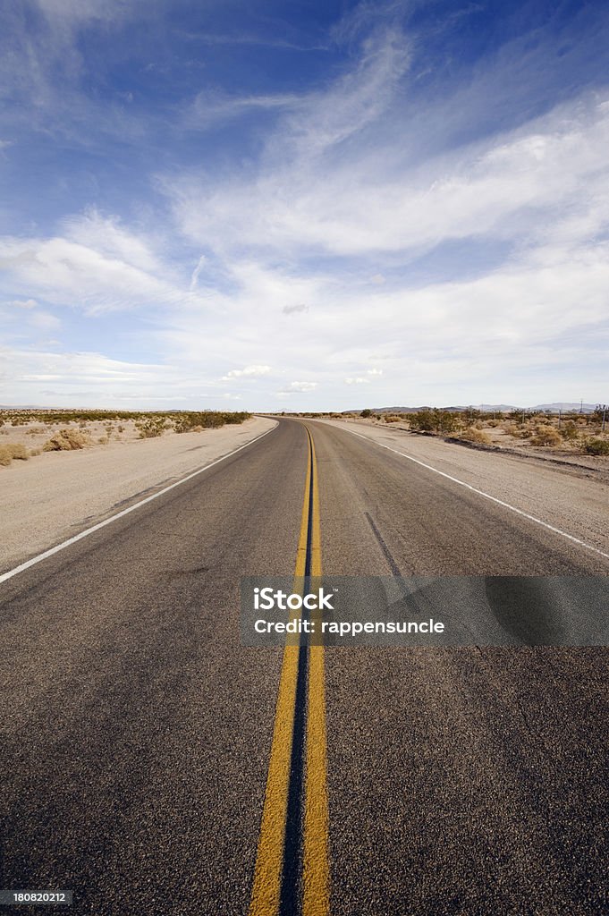 carretera desierto solitario - Foto de stock de Abstracto libre de derechos