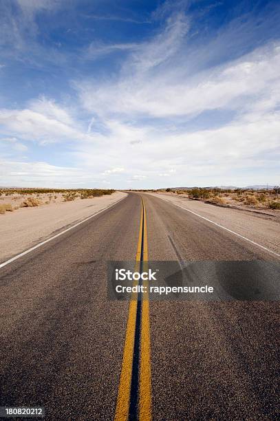 Carretera Desierto Solitario Foto de stock y más banco de imágenes de Abstracto - Abstracto, Aire libre, Aislado