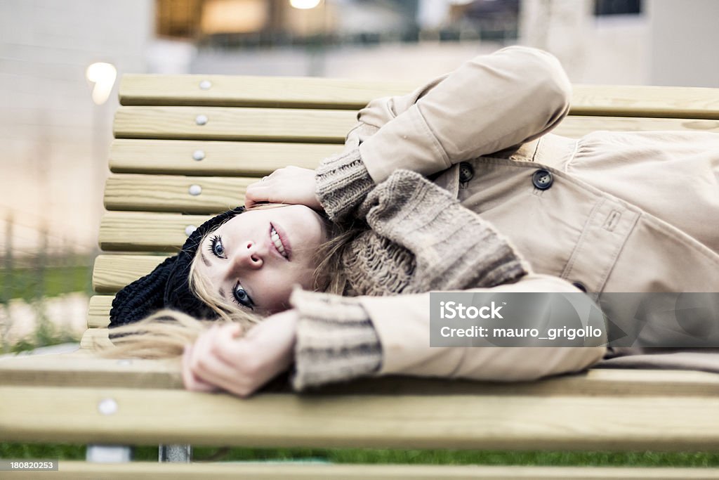 슬프다 여자 누워있기 순서에 - 로열티 프리 20-24세 스톡 사진