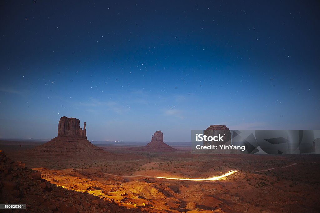 Stary cielo nocturno de Monument Valley en American sudoeste de los Estados Unidos - Foto de stock de Noche libre de derechos