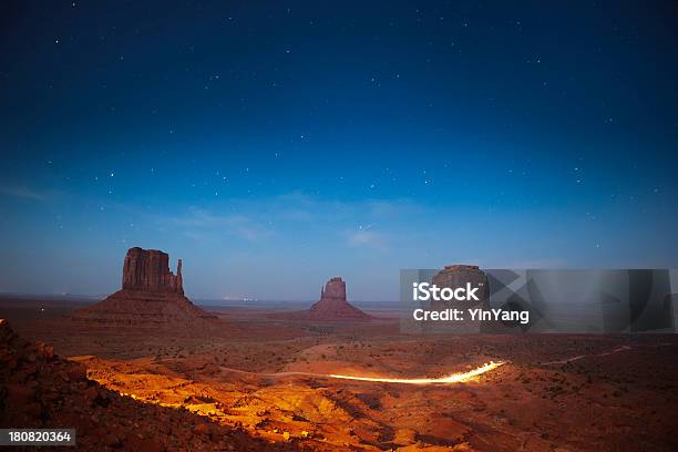 Stary Cielo Nocturno De Monument Valley En American Sudoeste De Los Estados Unidos Foto de stock y más banco de imágenes de Noche