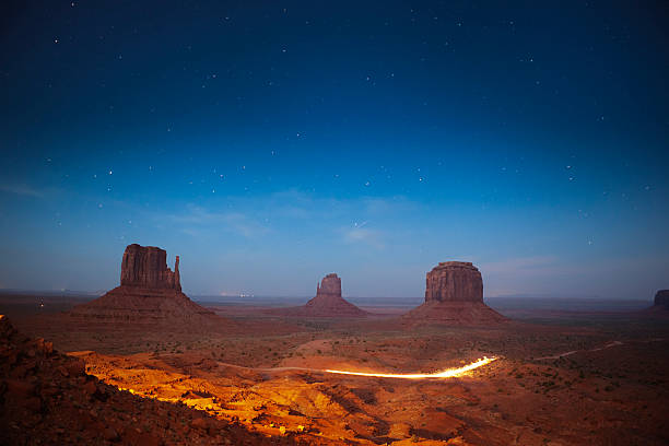 stary cielo notturno di monument valley nel sud-ovest americano - arizona desert landscape monument valley foto e immagini stock