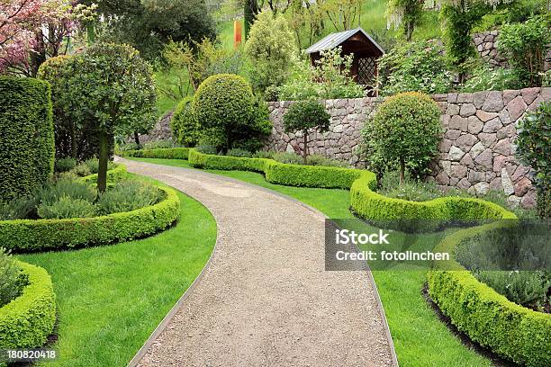 Garden Path Zwischen Buxus Hedges Stockfoto und mehr Bilder von Hausgarten - Hausgarten, Buchsbaum, Gartenanlage