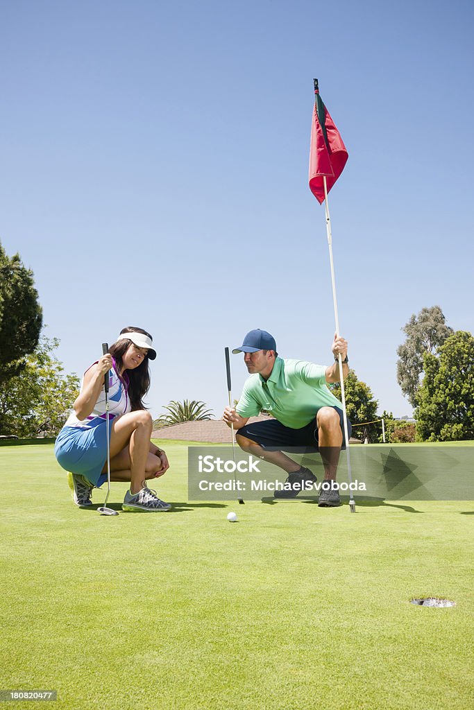 Coppia di Golf Putting - Foto stock royalty-free di Campo da golf