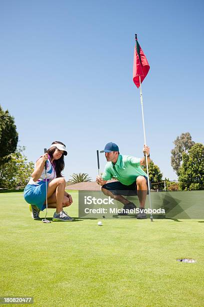 Coppia Di Golf Putting - Fotografie stock e altre immagini di Campo da golf - Campo da golf, 35-39 anni, Adulto
