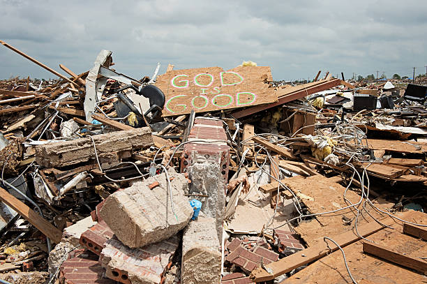 sinal de esperança - tornado ruined oklahoma environmental damage imagens e fotografias de stock