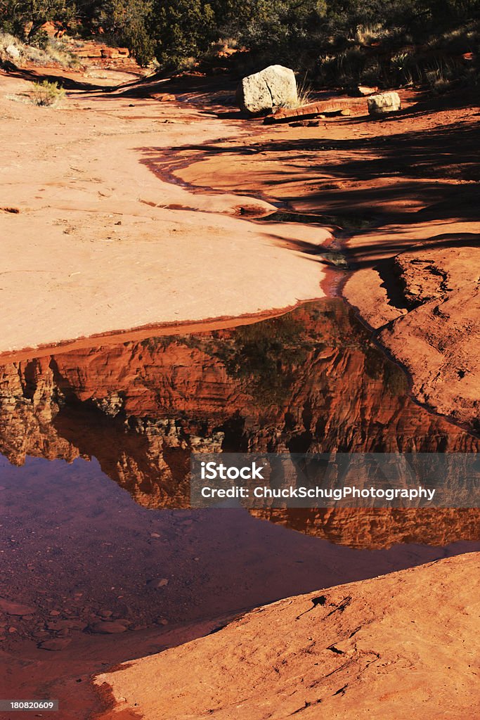 Red Rock réflexion de l'eau au lever du soleil - Photo de A l'envers libre de droits