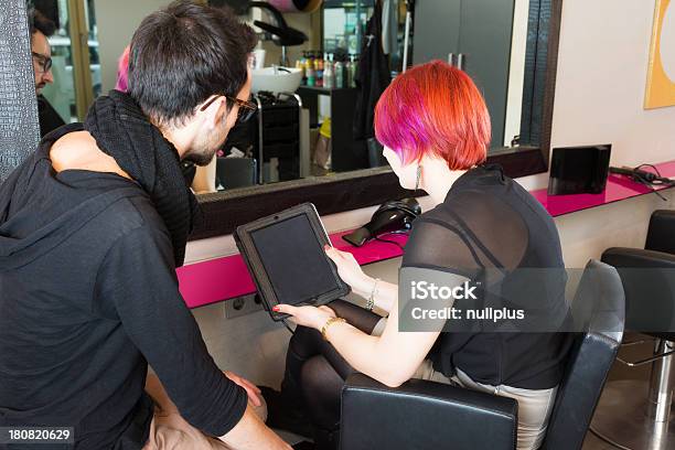 Photo libre de droit de Chez Le Coiffeur De banque d'images et plus d'images libres de droit de Adulte - Adulte, Beauté, Cheveux