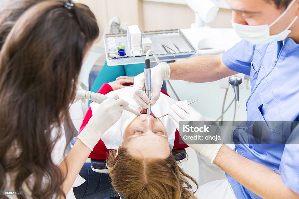 Dentista no trabalho com seu assistent.woman doente - Royalty-free Dentista Foto de stock