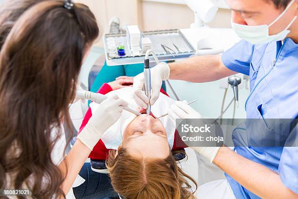 Dentista No Trabalho Com Seu Assistentwoman Doente - Fotografias de stock e mais imagens de Dentista