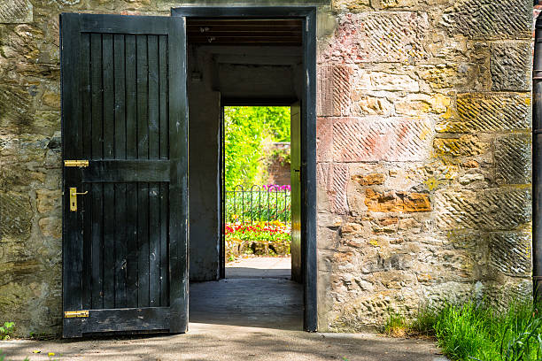 le jardin fleuri porte fortifiée - formal garden wall ornamental garden walled garden photos et images de collection