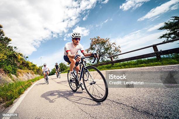 Grupo De Mountain Bike Riding On A Countryroad Foto de stock y más banco de imágenes de Andar en bicicleta - Andar en bicicleta, Carrera, Bicicleta