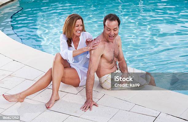 Pareja Madura Sala De Estar Junto A La Piscina Foto de stock y más banco de imágenes de 40-49 años - 40-49 años, 45-49 años, 50-59 años