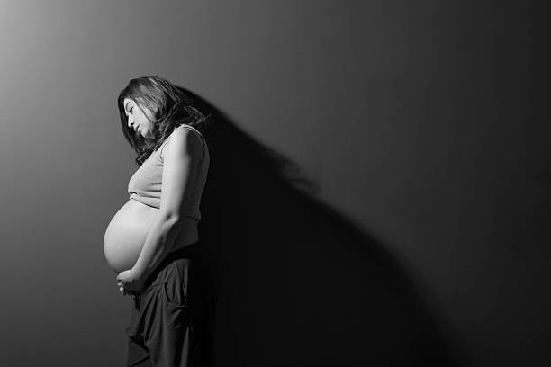 solitário a gravidez - one person women human pregnancy beautiful imagens e fotografias de stock
