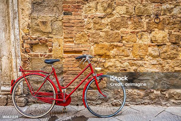 Rosso Bicicletta - Fotografie stock e altre immagini di Abbandonato - Abbandonato, Ambientazione esterna, Appoggiarsi