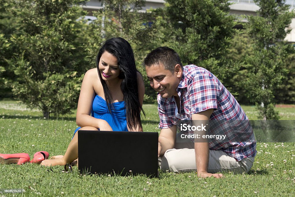 Jovem womann e Homem usando o laptop no parque - Foto de stock de 20-24 Anos royalty-free