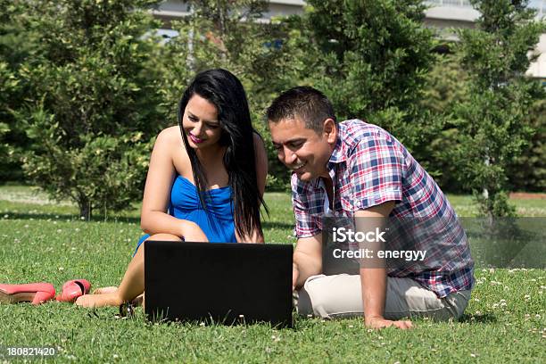 Jovem Womann Usando Laptop E Homem No Parque - Fotografias de stock e mais imagens de 20-24 Anos - 20-24 Anos, Acessibilidade, Adulto