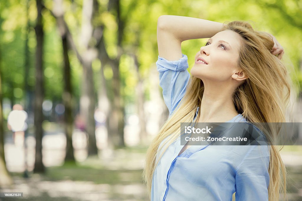 Belle fille parc urbain portarit - Photo de Adulte libre de droits