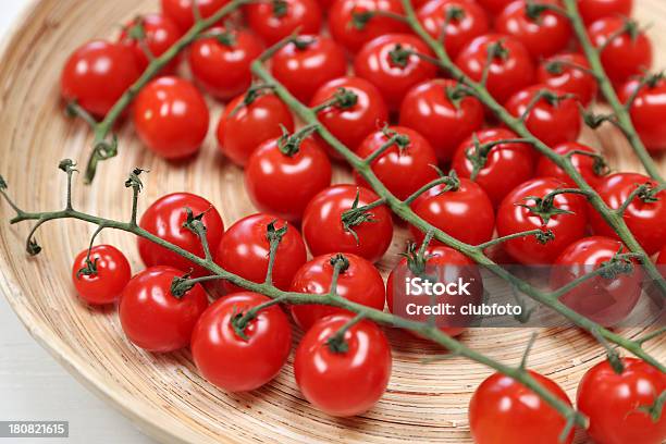 Tomates Cherry En La Vid Foto de stock y más banco de imágenes de Alimento - Alimento, Antioxidante, Brillante