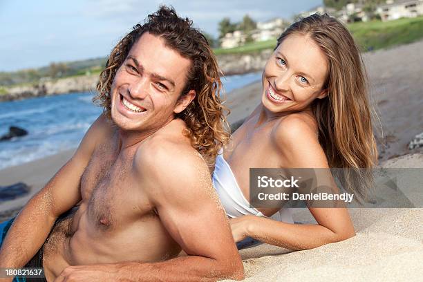 Coppia Sulla Spiaggia Alle Hawaii - Fotografie stock e altre immagini di Adulto - Adulto, Ambientazione esterna, Amore