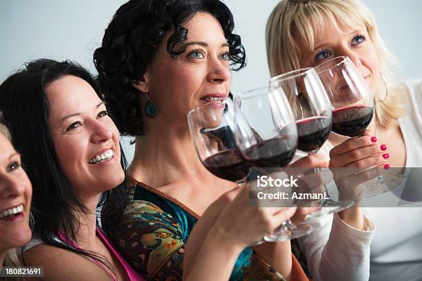 ご友人とご一緒にワイン Toasing - 人々の集まりのストックフォトや画像を多数ご用意 - 人々の集まり, 友情, 夜遊び