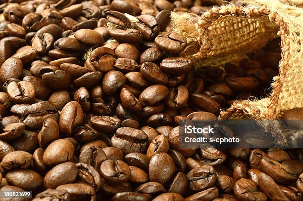 Kaffeebohnen Klicken Sie Hier Um Weitere Informationen Stockfoto und mehr Bilder von Geröstete Kaffeebohne