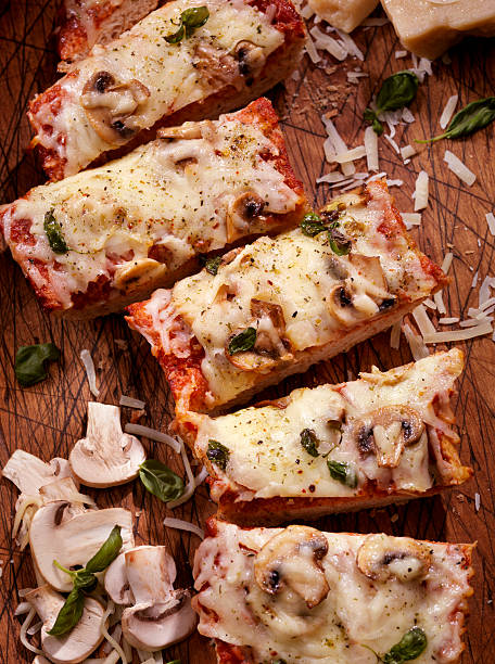 pizza français - french bread pizza photos et images de collection