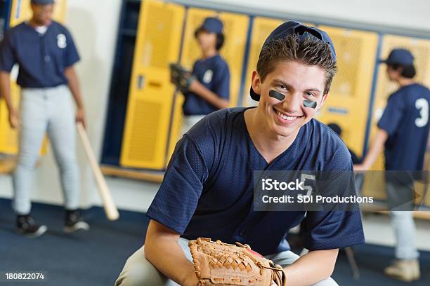 High School Jugador De Béisbol En El Vestuario Después De Ganar Partido Foto de stock y más banco de imágenes de Adolescente