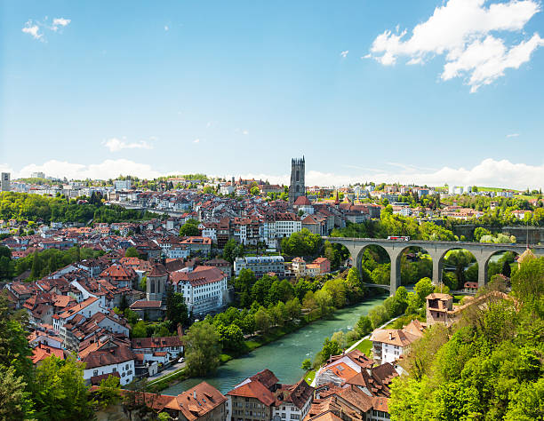 casco antiguo de la ciudad, en el centro de suiza - fribourg fotografías e imágenes de stock