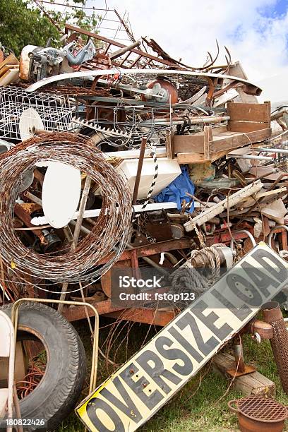 Flea Market Anhänger Mit Good Datenoderjunk Stockfoto und mehr Bilder von Müll - Müll, Veraltet, Anhänger