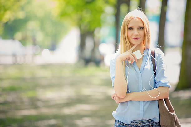 美しい女性の都市公園 portarit - beauty in nature casual smart casual sex symbol ストックフォトと画像