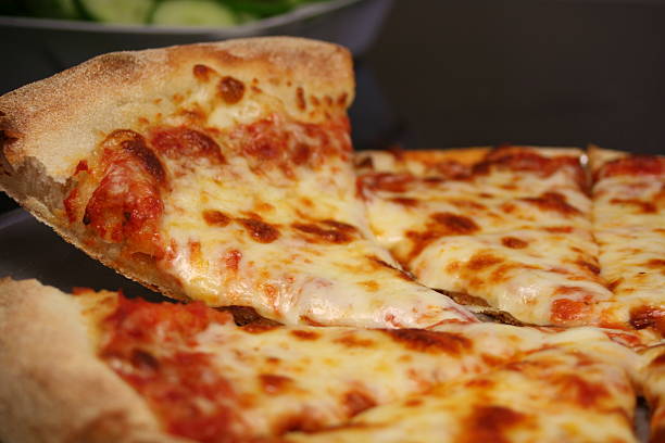 пицца с сыром - margharita pizza фотографии стоковые фото и изображения