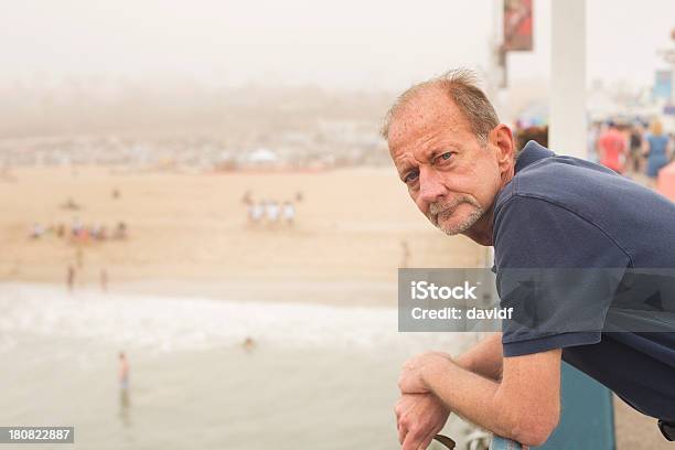 Starszy Człowiek Na Plaży - zdjęcia stockowe i więcej obrazów 50-59 lat - 50-59 lat, Broda, Chudy